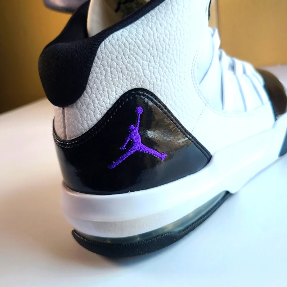 Air Jordan Max Aura Basketball Shoes White/Black AQ9084-121 Men Size 11.